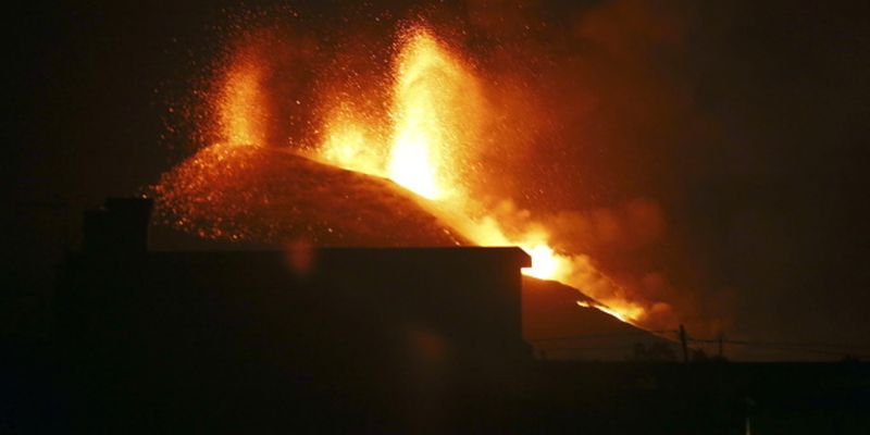 Извержение на Ла-Пальме показали из космоса - лава ярче огней города