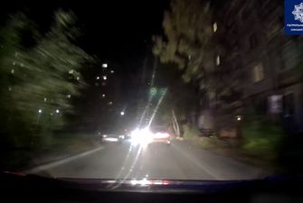 Пьяный водитель в Сумах 30 метров тянул полицейского за машиной