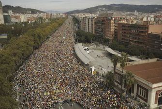 Каталонія: сепаратисти перекрили дороги та залізничні колії