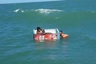 Рыбаков с затонувшего судна спас холодильник