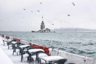 Стамбул накрив снігопад: дороги не встигають розчищати, довелося скасовувати рейси – відео