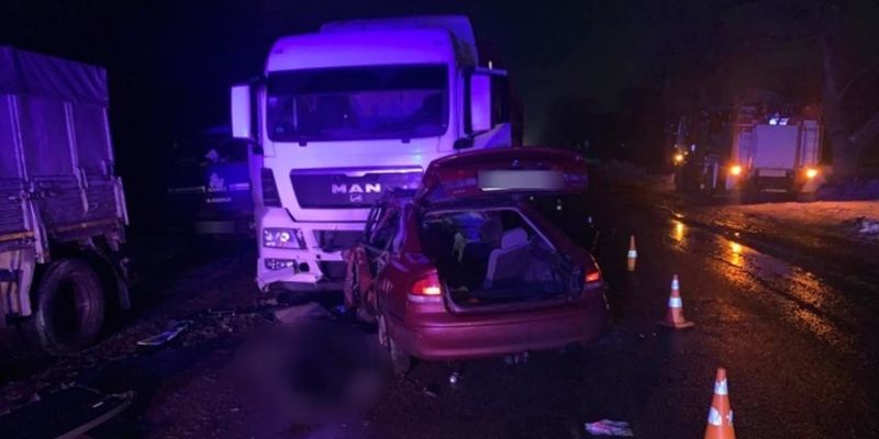 У Миколаєві Mazda влетіла у вантажівку, є загиблі