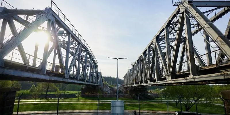 Железнодорожный мост через реку Ирпень полностью восстановили