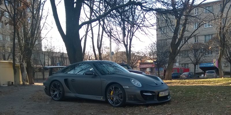 Колоритные фото суперкара Porsche во дворе хрущовки