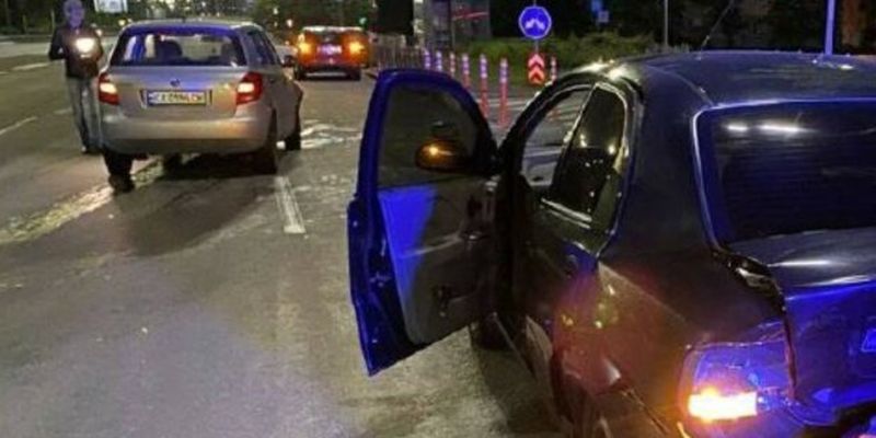 Таксист-иностранец на большой скорости протаранил авто, пассажирку забрала скорая: фото с места