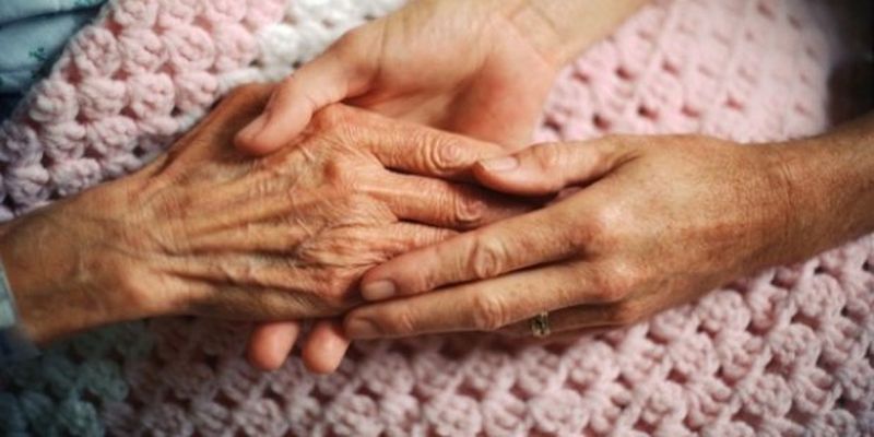 Про які захворювання можуть розповісти руки літніх людей
