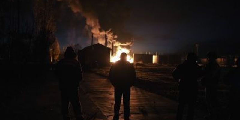 Росіяни обстріляли житловий район Херсона: спалахнула багатоповерхівка, загинуло 4 людей