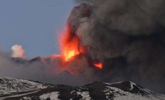 На Сицилии началось внезапное извержение вулкана Этна — первые видео