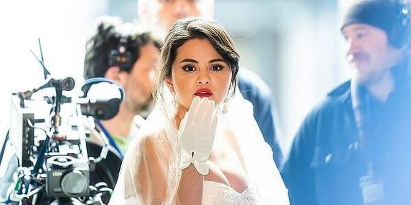 Селена Гомес выглядит ослепительно в свадебном платье, которое она надела для роли в третьем сезоне "Убийства в одном здании"