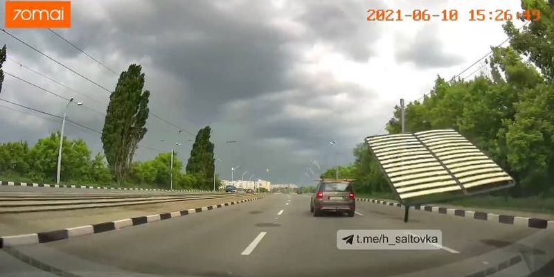В Харькове водителя чуть не убило летающей кроватью: видео попало в сеть
