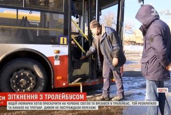 ДТП з іскрами: в Одесі студентна іномарці "вибив" тролейбус з дороги на тротуар