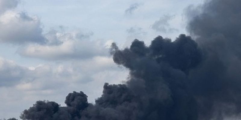 В Макеевке горит склад оккупантов, раздаются мощные взрывы: фото и видео