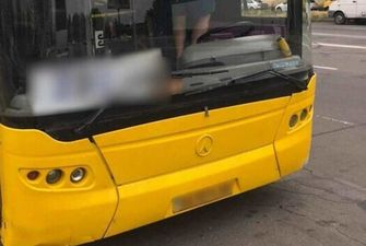Киевляне сняли на видео, как автобус с пассажирами на ходу теряет запчасти