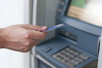 Что делать и куда звонить, если банкомат "зажевал" карту