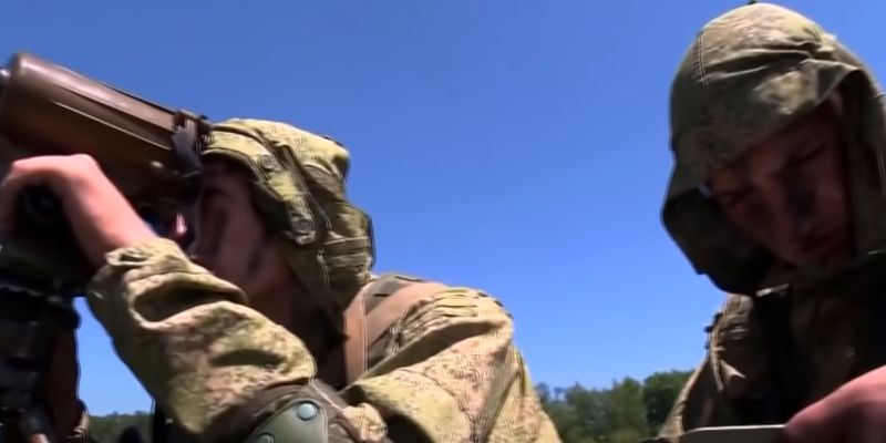Российские ударные вертолеты сняли на видео на границе с Украиной