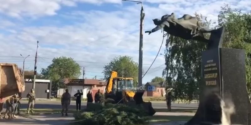 В Харькове демонтировали памятник князю Александру Невскому