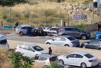 В Иерусалиме автомобиль въехал в толпу людей, пострадали полицейские