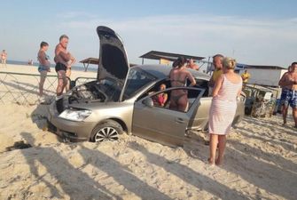 В Кирилловке девушка на автомобиле влетела прямо на пляж