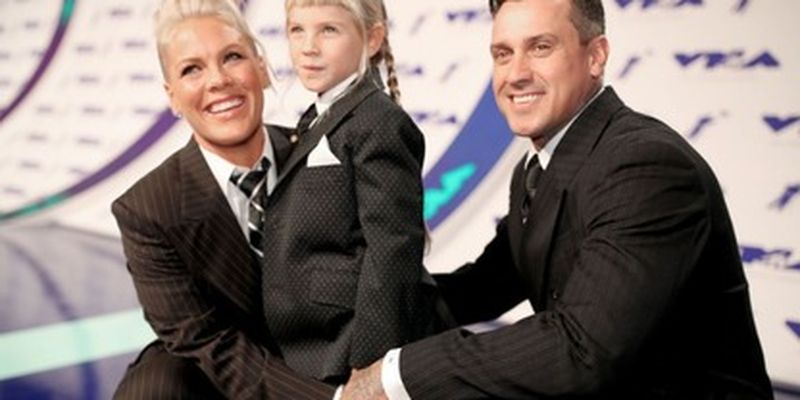 Певица Pink поставила карьеру на паузу ради семьи/40-летняя звезда решила посвятить год мужу и двум детям