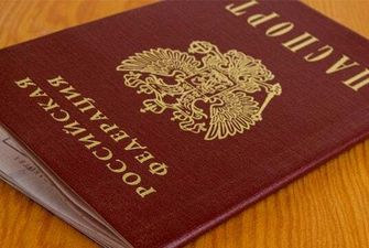 В РФ некоторые чиновники сдали паспорта в ФСБ – британская разведка