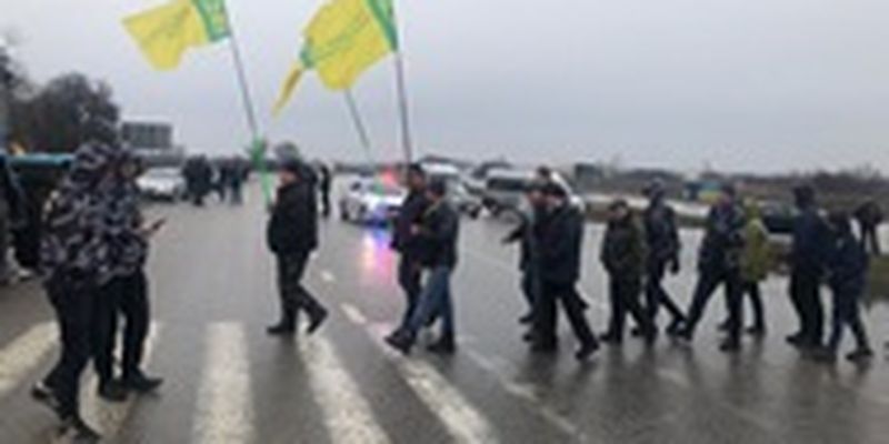 Под Харьковом националисты перекрыли трассу