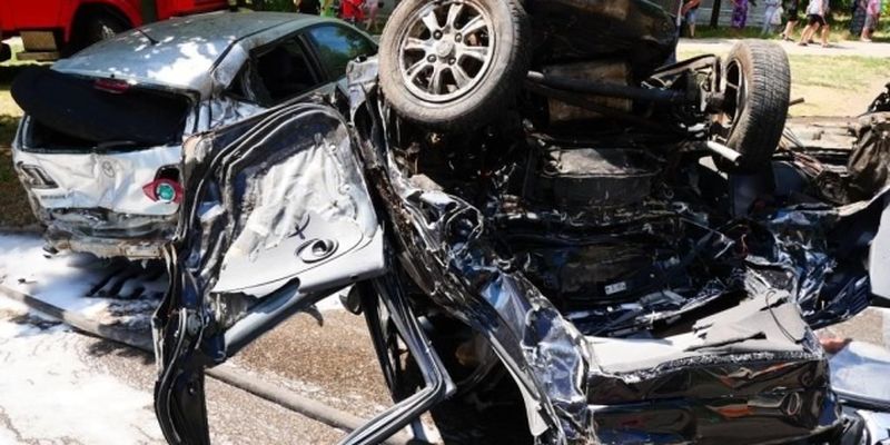 В Запорожье BMW столкнулась с четырьмя машинами, погиб человек