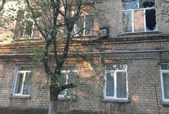 Оккупанты обстреляли прифронтовую Красногоровку – повреждена больница