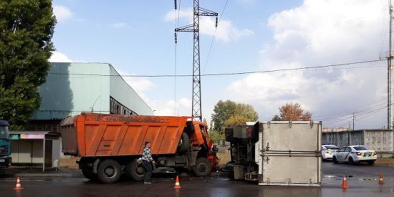 У Харкові зіткнулися дві вантажівки: постраждав водій