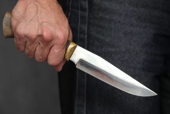 В Бердянске полуголый мужчина бросался на людей с ножом