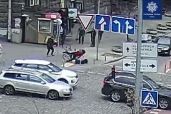 В центре Киева велосипедистка на скорости сбила женщину и попала на видео