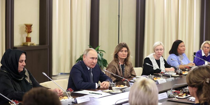 Постановка Кремля: матери военных, с которыми встретился Путин, оказались подставными, – СМИ