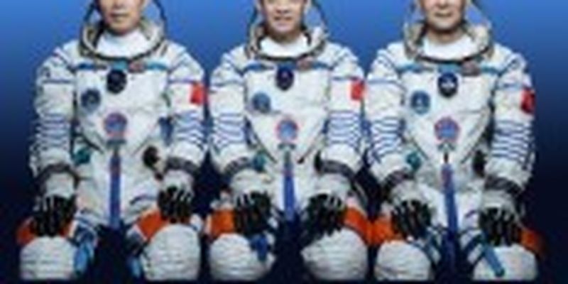 ​В Китае приземлился космический корабль с тремя членами экипажа: эффектное видео