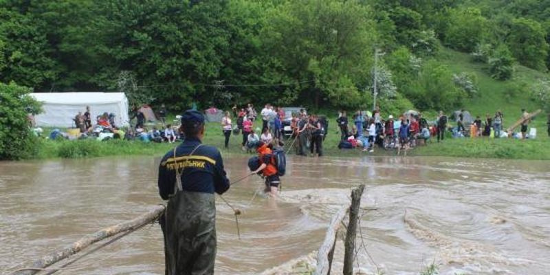 На Хмельниччині рятувальники евакуювали більше 200 учасників чемпіонату із туризму, відрізаних через сильний повінь