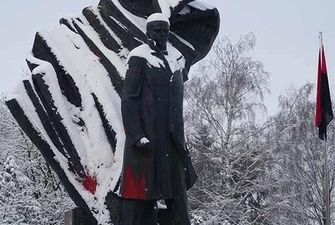 В Тернополе памятник Бандере облили краской