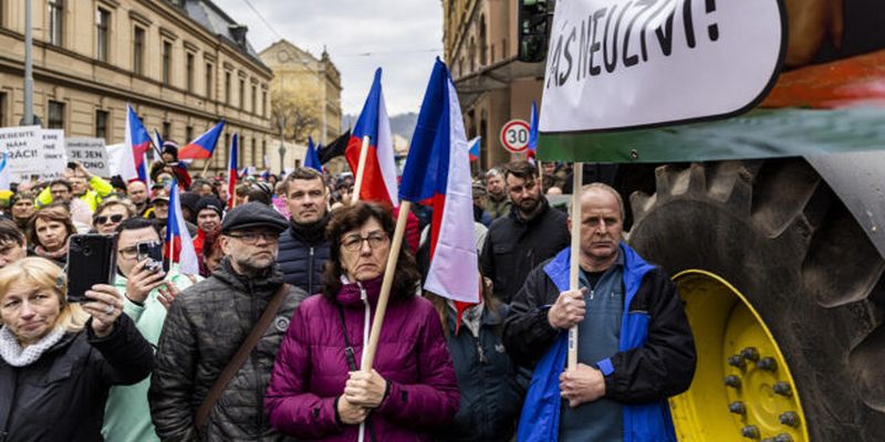 Навоз на улицах в Праге и столкновения с полицией: чешские фермеры вышли на протест