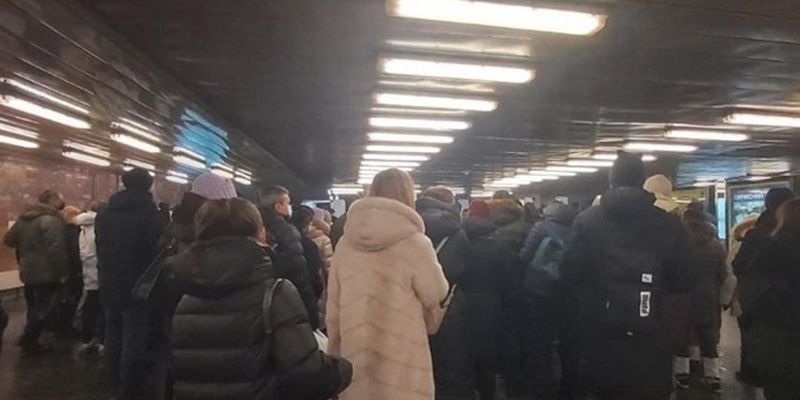 В метро Киева образовались огромные очереди