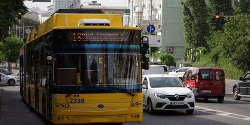 В Киеве изменили движение общественного транспорта: где обновили маршруты