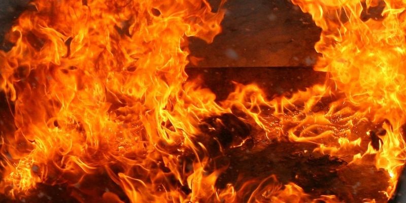 В Днепре горело заброшенное здание: погиб человек