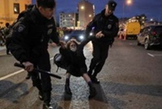 И женщина с коляской: в РФ на протестах задержали 1300 человек