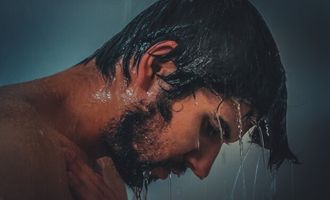 В душ лучше без нее: как обычная мочалка может заразить вас опасной болезнью