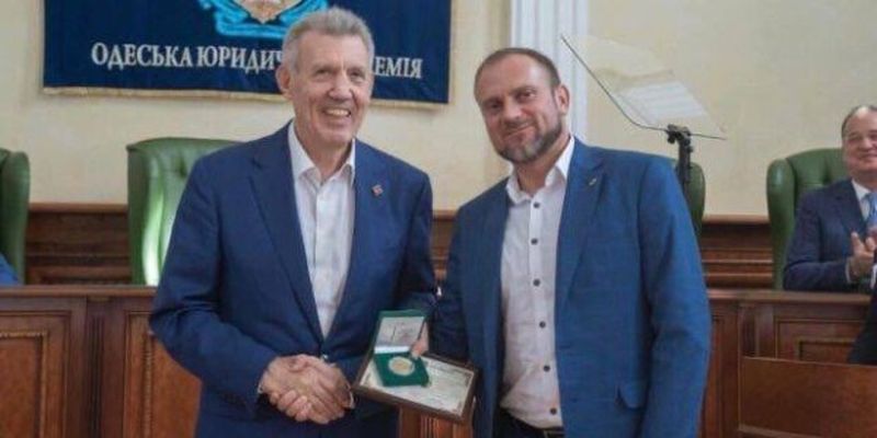 Глава Одесского НАБУ Деулин получил орден от Кивалова: блогер просит обратить внимание на друзей Олега Кипера