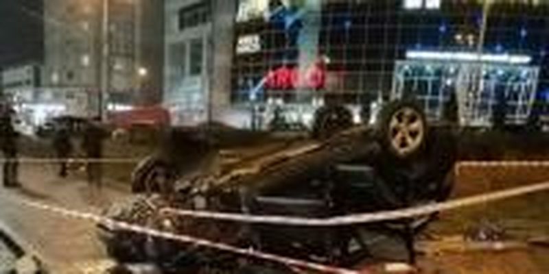В Киеве с моста упал автомобиль, есть пострадавшие