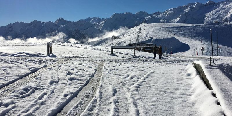 На французький гірськолижний курорт сніг завозять вертольотами