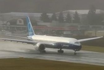 Лайнер Boeing 777X начал первый испытательный полет