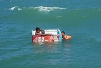 Холодильник спас рыбаков затонувшего судна