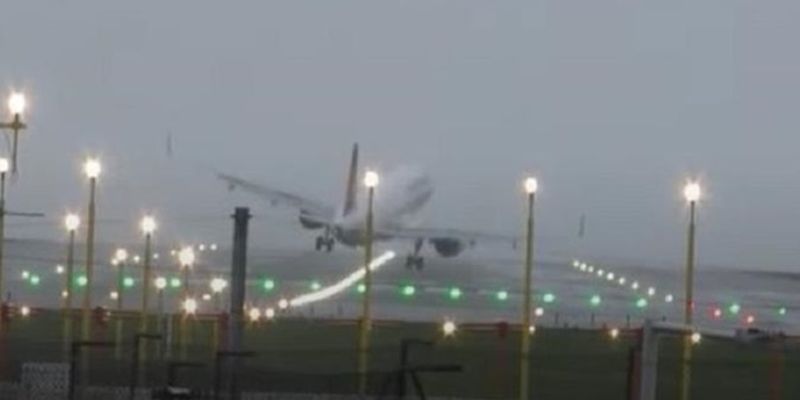 В Британии самолет прервал посадку из-за шторма