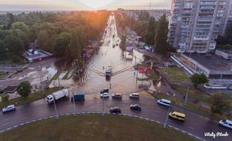 Сильна злива затопила Черкаси: у "річки" на вулицях пірнали діти – фото і відео