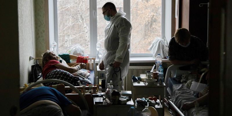 Коронавірус поступово йде на спад: COVID-статистика в Україні та світі