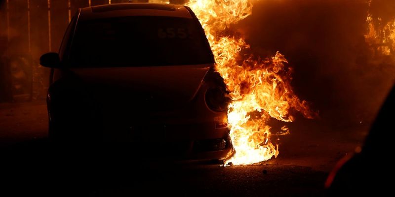 В Одесі біля райвідділу підпалили автомобіль поліцейського