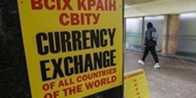 Доллар приостановил рекордный рост в Украине